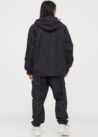 Черная демисезонная куртка H&M