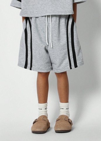 Светло-серый летний костюм (футболка, шорты) SHEIN