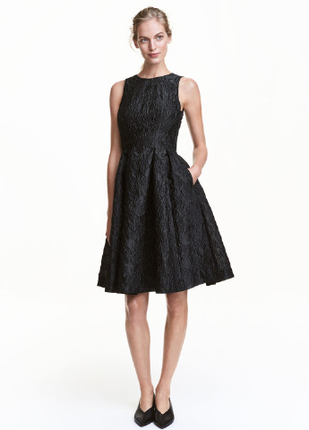Черное коктейльное платье колокол H&M однотонное