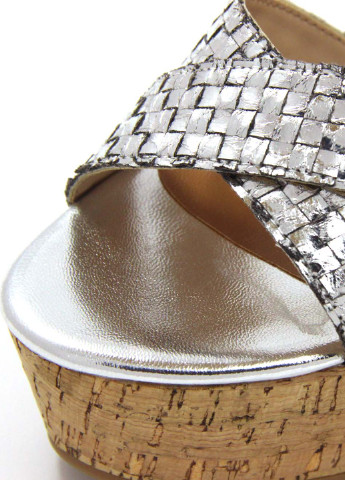 Серебряные женские босоножки CafeNoir с ремешком