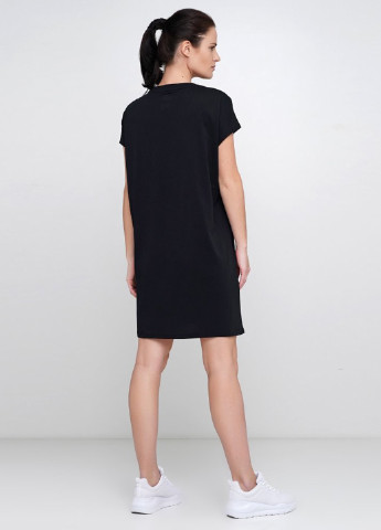 Чорна спортивна сукня сукня-футболка New Balance з малюнком