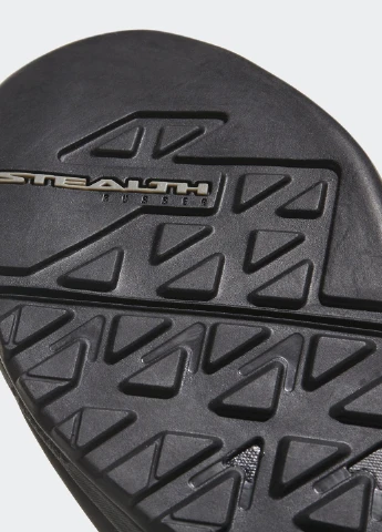 Черные демисезонные кроссовки adidas