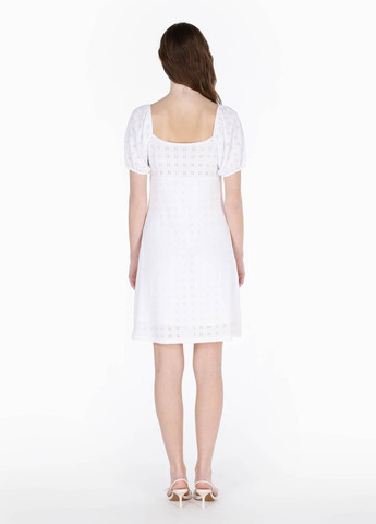 Белое кэжуал платье Colin's однотонное