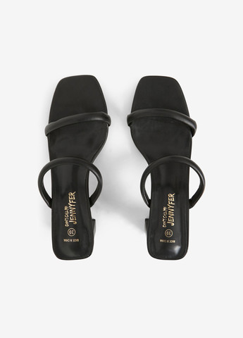 Черные шлепанцы Jennyfer