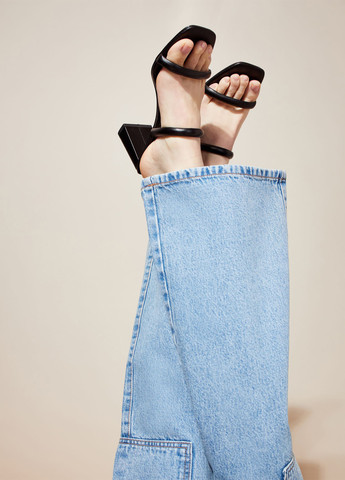 Черные шлепанцы Jennyfer