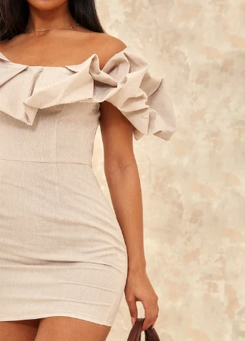 Бежева святковий сукня з відкритими плечима PrettyLittleThing меланжева