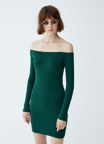 Темно-зеленое кэжуал платье с открытыми плечами Pull & Bear однотонное