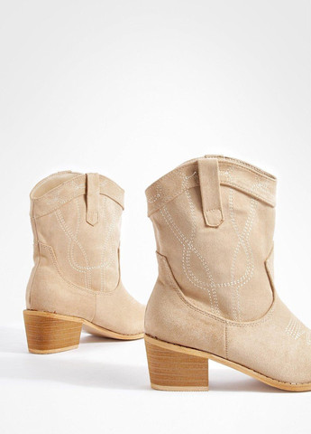 Осенние ботинки казаки Boohoo с вышивкой из искусственной замши