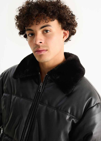 Чорна демісезонна куртка C&A