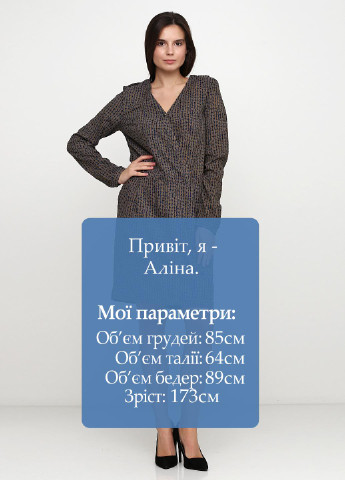 Оливкова (хакі) кежуал сукня на запах Cyrillus з абстрактним візерунком