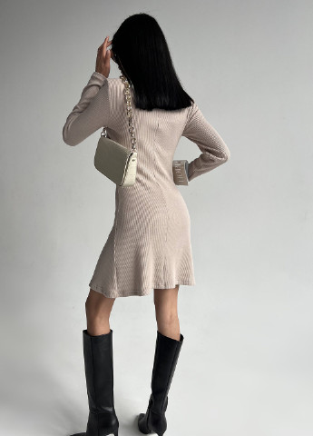 Бежевое короткое платье с разрезом Jadone Fashion