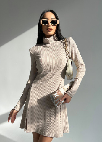 Бежевое короткое платье с разрезом Jadone Fashion