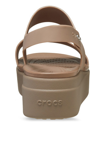 Темно-бежевые босоножки Crocs на кнопках