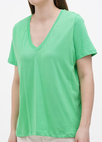 Светло-зеленая летняя футболка Stradivarius