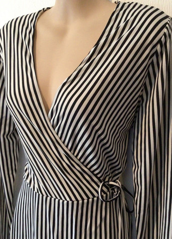 Чорно-білий кежуал сукня на запах H&M в смужку