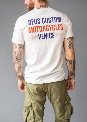 Белая футболка Deus