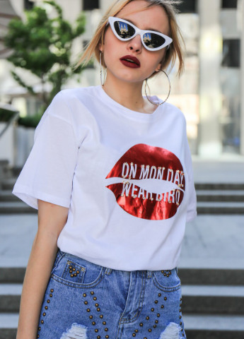 Белая летняя футболка с принтом красных губ DRESS ROOM