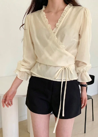 Кремова блуза з баскою SHEIN