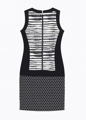 Черно-белое кэжуал платье футляр Sassofono с геометрическим узором