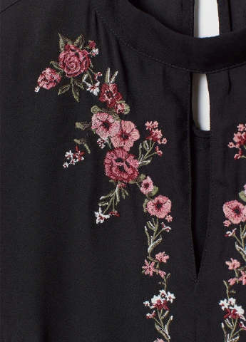 Черное платье демисезон H&M с орнаментом