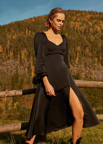 Черное вечернее сатиновое черное платье с разрезом Gepur однотонное