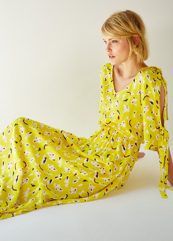 Желтое кэжуал платье с открытой спиной KOTON с абстрактным узором