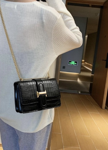 Жіноча класична сумка 3085 рептилія через плече крос-боді на товстому ланцюжку чорна NoName (251204061)