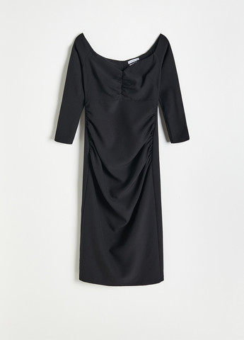 Черное коктейльное платье с открытыми плечами Reserved однотонное