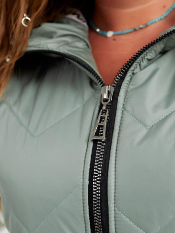 Жіночий жилетка з накладними кишенями оливкового кольору р.48/50 322711 New Trend (255401168)
