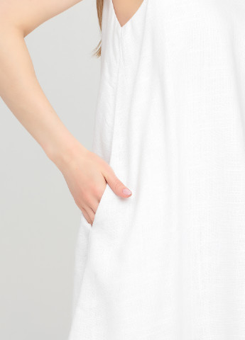 Белое кэжуал платье а-силуэт LAGURA однотонное
