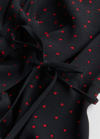 Черное кэжуал платье на запах H&M сердечки