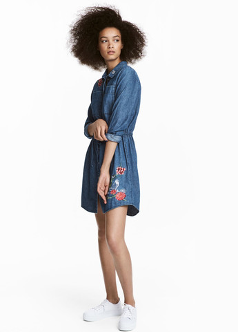 Синее джинсовое платье рубашка H&M с цветочным принтом