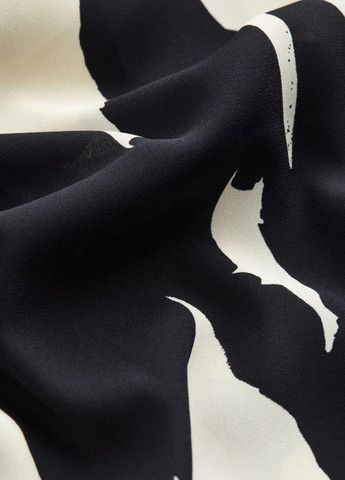 Черно-белое кэжуал платье рубашка H&M с абстрактным узором