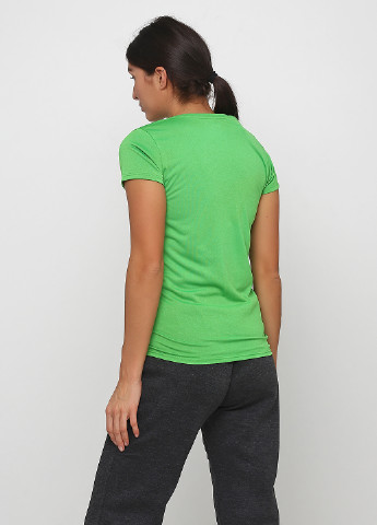 Зеленая летняя футболка Gildan