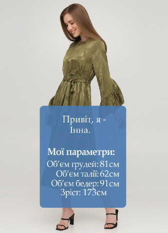Оливкова (хакі) кежуал плаття, сукня Bebe Plus з квітковим принтом