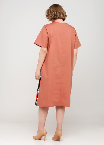 Светло-коричневое кэжуал платье оверсайз 159 С с абстрактным узором
