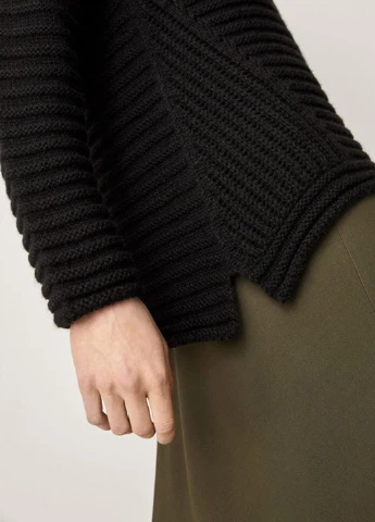 Черный демисезонный свитер Massimo Dutti