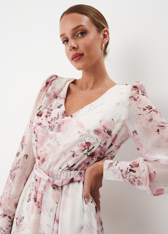 Белое кэжуал платье клеш Mohito с цветочным принтом