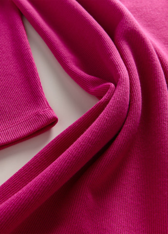 Фуксиновое (цвета Фуксия) кэжуал платье с открытыми плечами Reserved однотонное