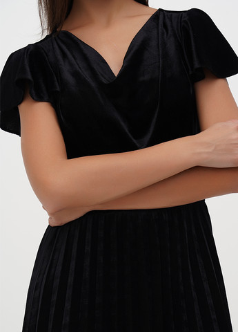 Чорна кежуал сукня плісована Sassofono однотонна