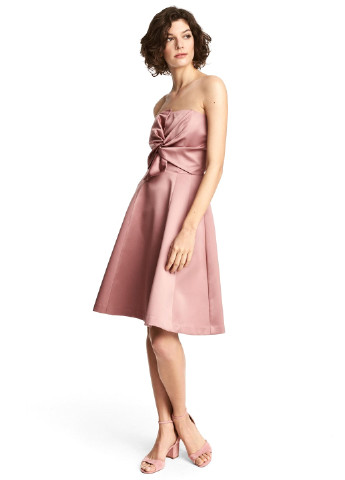 Темно-розовое коктейльное платье с открытыми плечами, клеш H&M однотонное