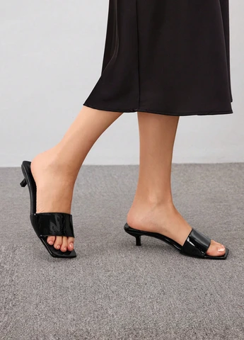 Черные шлепанцы SHEIN