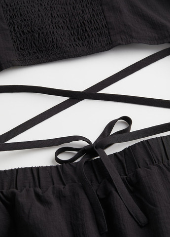 Черное кэжуал платье клеш, с открытой спиной H&M однотонное