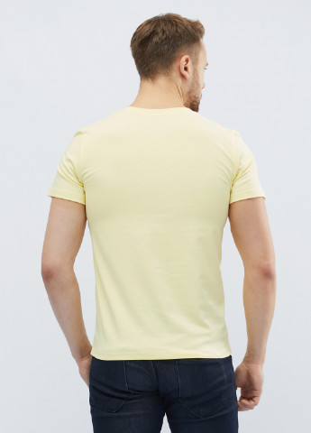 Желтая футболка Carica