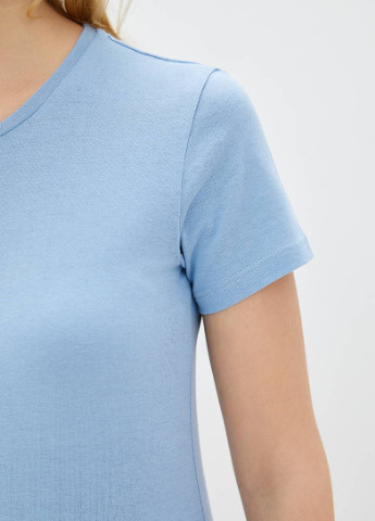 Голубая всесезон футболка однотонная приталеная с коротким рукавом Роза