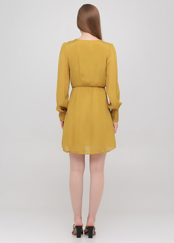 Горчичное кэжуал платье клеш, на запах Monki однотонное