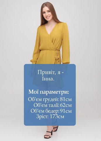 Горчичное кэжуал платье клеш, на запах Monki однотонное