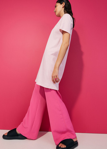 Светло-розовое кэжуал платье платье-футболка H&M однотонное