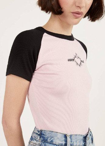 Светло-розовая летняя футболка Bershka