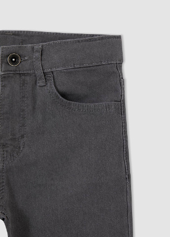 Серые демисезонные зауженные джинсы DeFacto